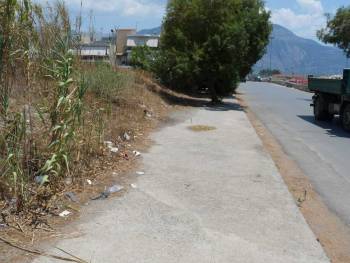 Σκουπίδια  στο δρόμο