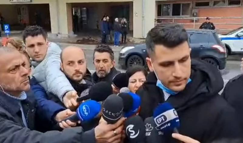 Οργή των συγγενών στο Νοσοκομείο Λάρισας για την τραγωδία στα Τέμπη: «Πλήρωσαν εισιτήρια θανάτου» (Βίντεο)