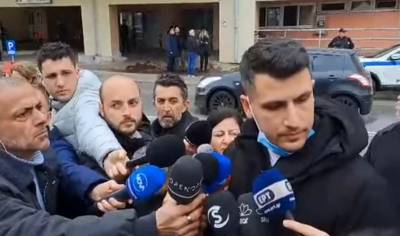 Οργή των συγγενών στο Νοσοκομείο Λάρισας για την τραγωδία στα Τέμπη: «Πλήρωσαν εισιτήρια θανάτου» (Βίντεο)