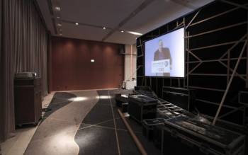 ΠΑΣΟΚ-Ν.Δ.: Νάρκισσος ο Βαρουφάκης που γελοιοποιεί τη χώρα