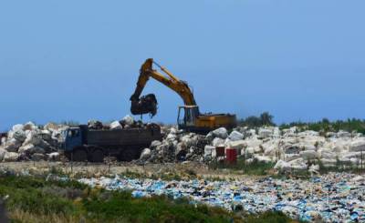 Η φωτιά στο σκουπιδότοπο «πνίγει» Πύλο και Μεθώνη