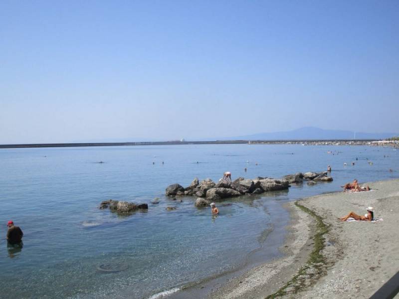 Καθαρά παραμένουν τα νερά στις ακτές της Καλαμάτας