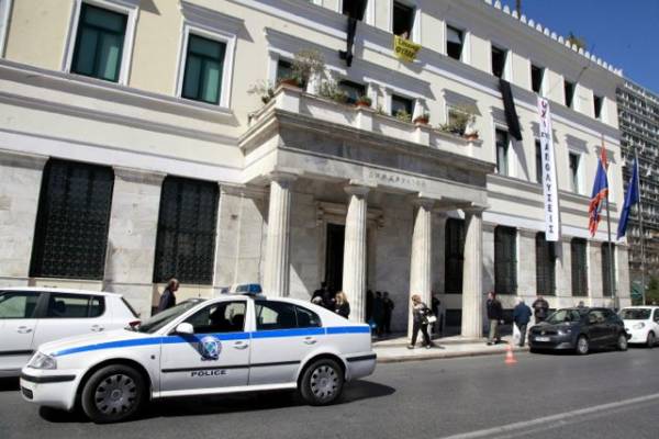 Στο δημαρχείο Αθηναίων εισέβαλε ο &quot;Ρουβίκωνας&quot;