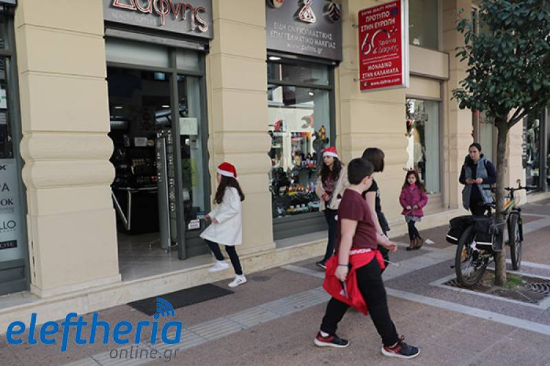 "Πλημμύρισε" πρωτοχρονιάτικα κάλαντα το κέντρο της Καλαμάτας (βίντεο-φωτογραφίες)