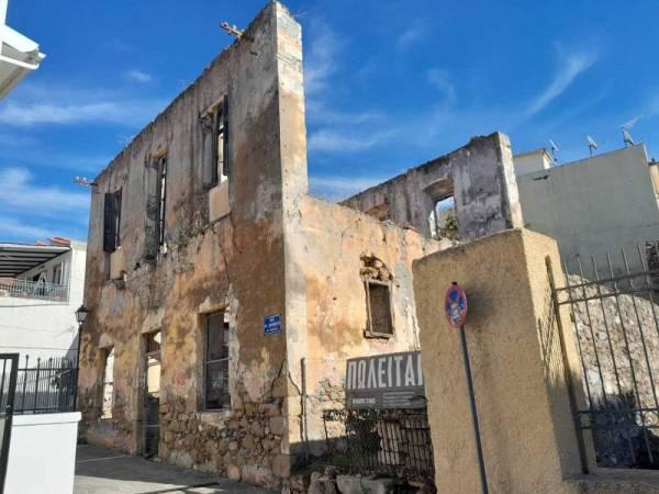 Ετοιμόρροπο απειλή στην οδό Αγίου Ιωάννη
