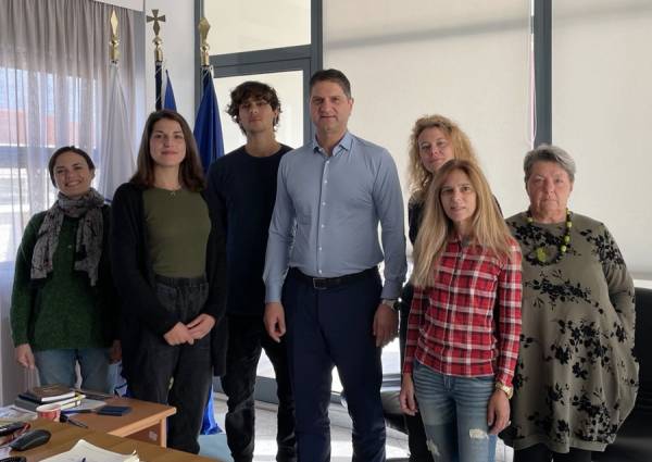 Εθελοντές της δράσης «Καλλιεργώ το μέλλον» στον δήμαρχο Μεσσήνης