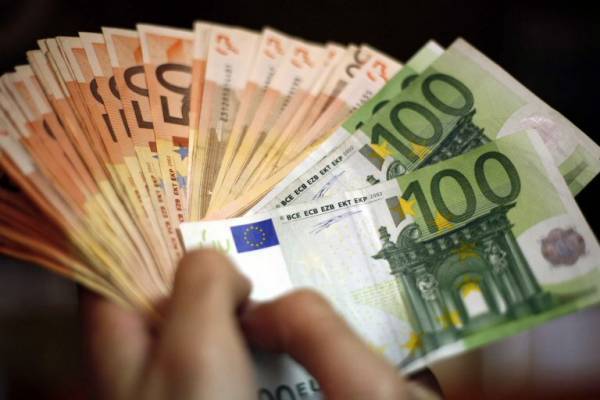 Συσσωρεύουν ελλείμματα φλερτάροντας με χρεοκοπία