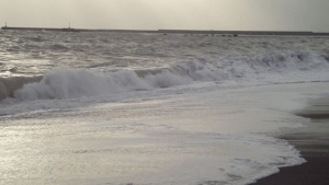 Βίντεο από τα κύματα στην παραλία της Καλαμάτας