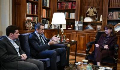 Συνάντηση Μητσοτάκη - Σακελλαροπούλου: Αιχμές για όσους αποτρέπουν τους πολίτες να εμβολιαστούν