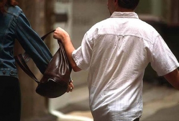Πυκνώνουν τα χτυπήματα από τους τσαντάκηδες