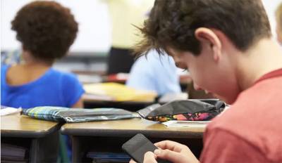 Οι κίνδυνοι από τη χρήση κινητών τηλεφώνων μέσα στα σχολεία