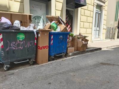 Ξεχειλισμένοι κάδοι ανακύκλωσης