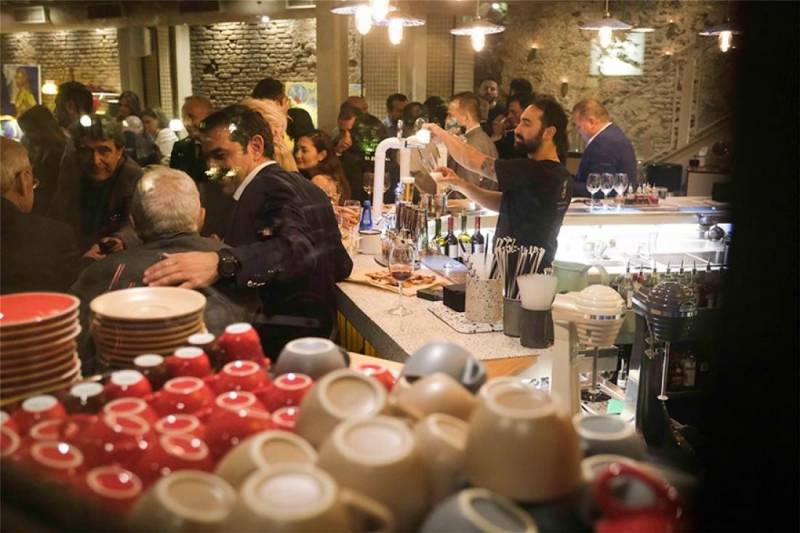 Για ποτό χθες βράδυ στου Ψυρρή ο Αλ. Τσίπρας με τους βουλευτές του ΣΥΡΙΖΑ