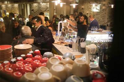 Για ποτό χθες βράδυ στου Ψυρρή ο Αλ. Τσίπρας με τους βουλευτές του ΣΥΡΙΖΑ