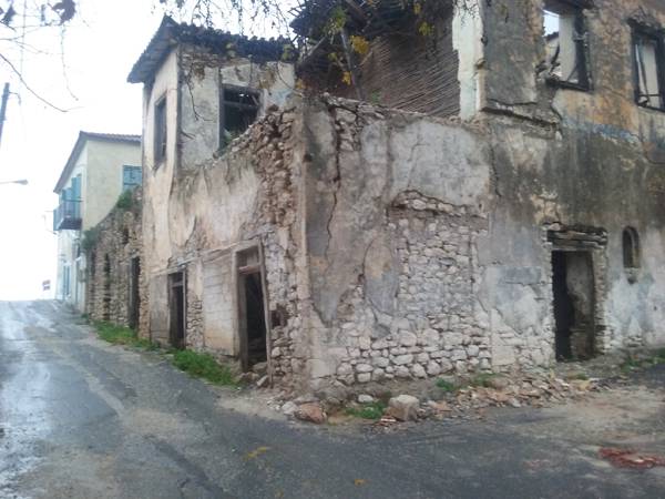 Κίνδυνος από τα ετοιμόρροπα στην Κυπαρισσία