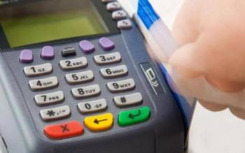 Διευκρινίσεις του υπουργείου Οικονομίας για τις αγορές με χρεωστικές και πιστωτικές κάρτες