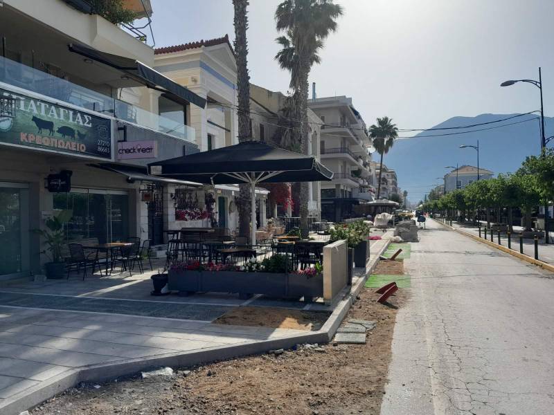 Δημοτικό Συμβούλιο Καλαμάτας: Σε επόμενη συνεδρίαση απόφαση για χρήση βόρειου πεζοδρομίου Ναυαρίνου
