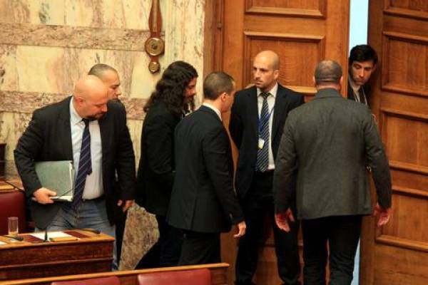 Αρση ασυλίας για Κασιδιάρη, Παναγιώταρο, Μπαρμπαρούση και Μπούκουρα