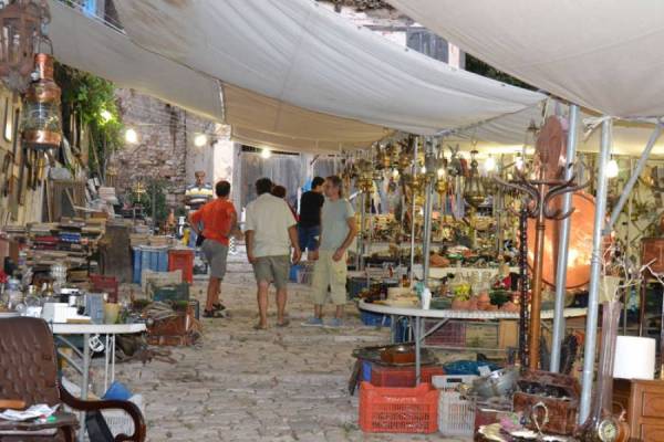 Υπαίθριο παζάρι αντικών στην Ανω Πόλη Κυπαρισσίας