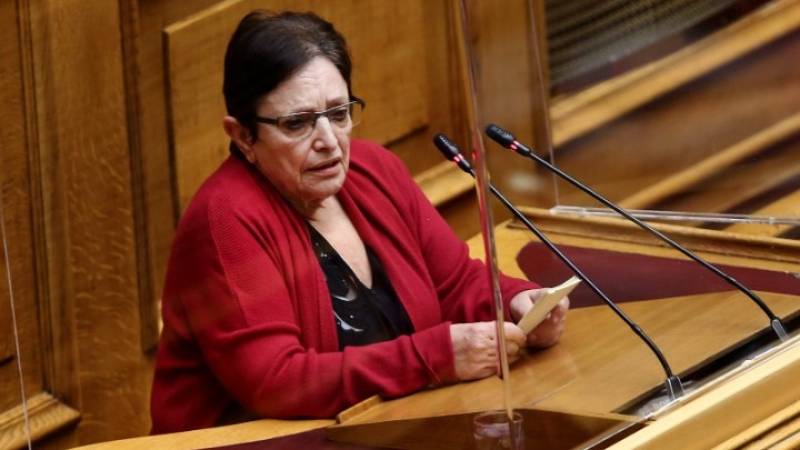 Παπαρήγα: Ο ένας βγάζει τα σκάνδαλα του άλλου, είστε 1:1