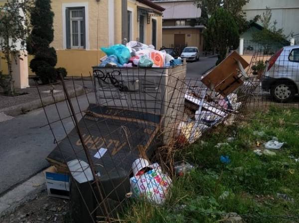 Ξεχειλίζουν οι κάδοι