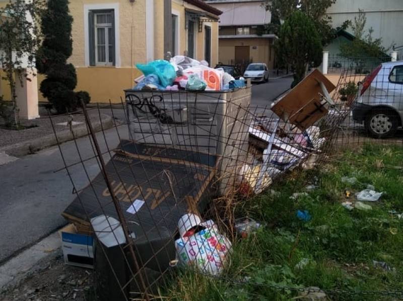 Ξεχειλίζουν οι κάδοι