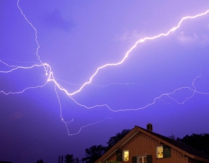 Εμειναν 4 ώρες χωρίς ρεύμα από κεραυνό