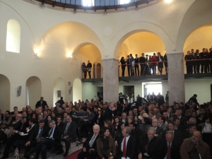 Περιφέρεια Πελοποννήσου: Διαβούλευση για τον τουρισμό  σε... πλαστικές καρέκλες