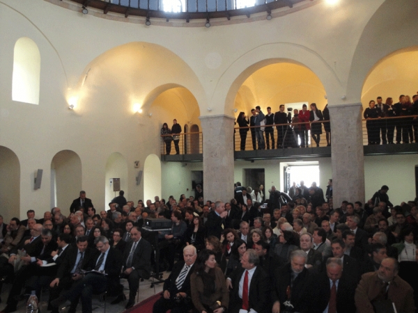 Περιφέρεια Πελοποννήσου: Διαβούλευση για τον τουρισμό  σε... πλαστικές καρέκλες