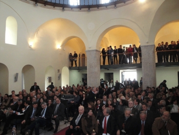 Περιφέρεια Πελοποννήσου: Διαβούλευση για τον τουρισμό  σε... πλαστικές καρέκλες