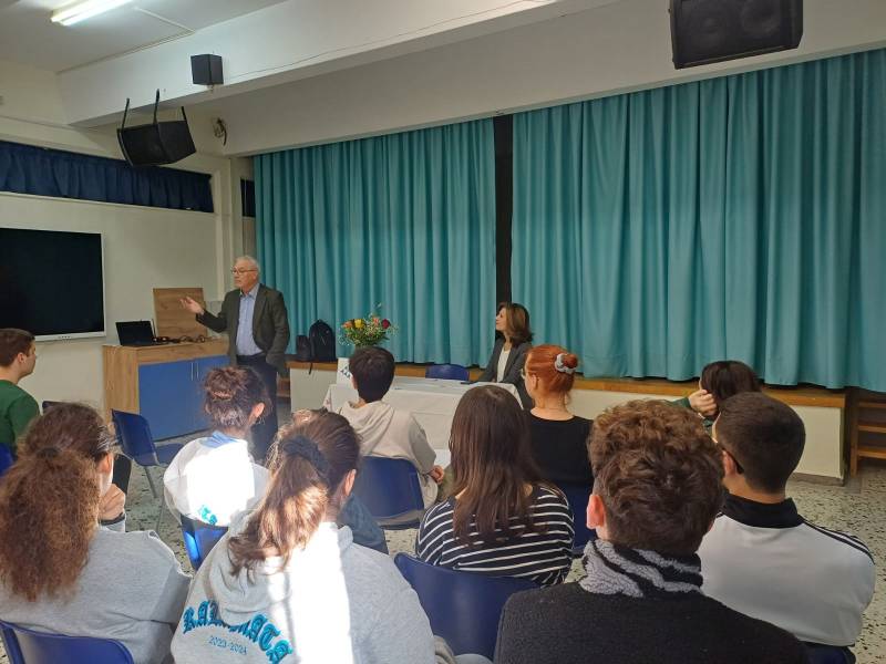 4ο Λύκειο Καλαμάτας: Εκδήλωση Με Μανόλη Καψή και Μαρία Γιαννέτου για Μαθητική Εικονική Επιχείρηση