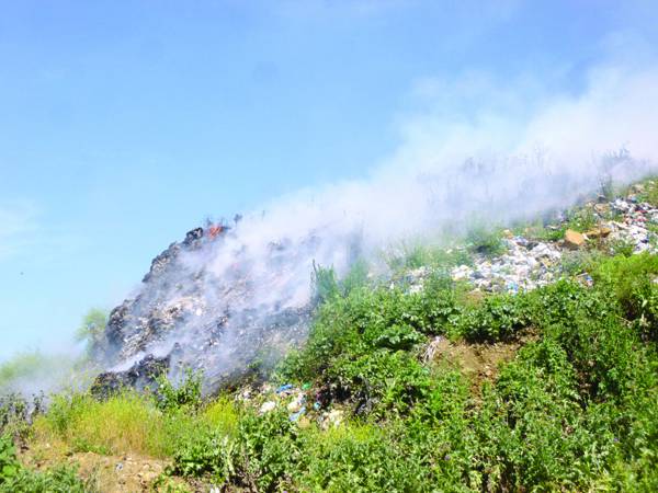 Φωτιές στις χωματερές Μελιγαλά και Δωρίου (βίντεο)