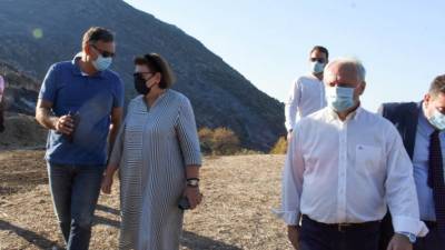 Αυτοψία Μενδώνη στις Μυκήνες: «Κάηκε το πούσι, το πολύ πολύ οι επισκέπτες να βλέπουν λίγο μαύρο»!