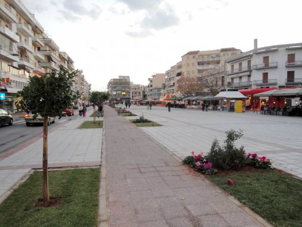 Παγκάκια στην πλατεία την επόμενη εβδομάδα