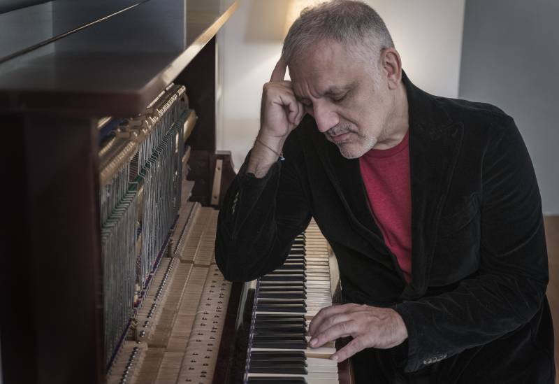 Νίκος Πορτοκάλογλου στην “Ε”: Βιώνω την αγάπη του κόσμου ως ένα από τα μεγαλύτερα δώρα στη ζωή μου