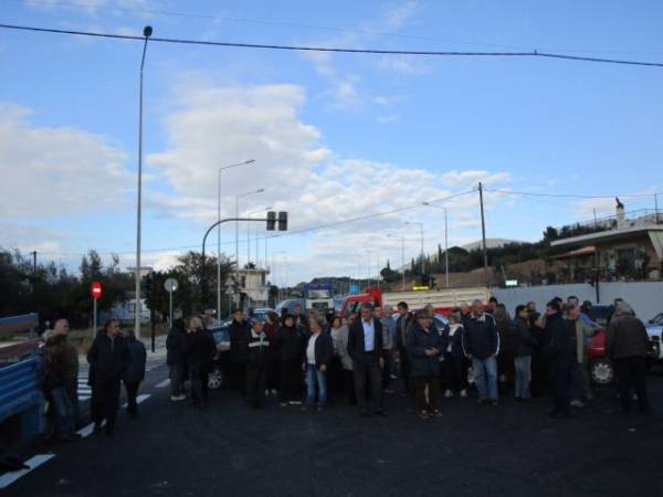 Διαμαρτυρία γιατί ο περιφερειακός Καλαμάτας κόβει την κάθοδο προς την Περιβολακίων (βίντεο)