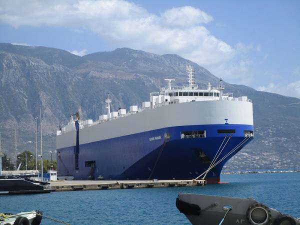 Εντυπωσιακό πλοίο στην Καλαμάτα