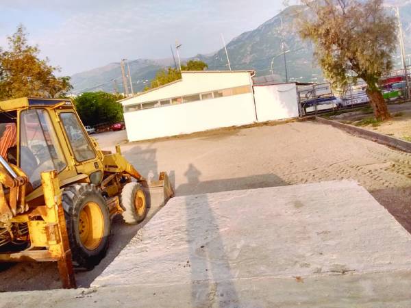 Απάντηση για την πλακόστρωση του χώρου νότια του "Πανελληνίου"