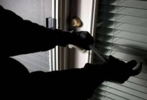 Πέντε κλοπές σε σπίτια από 21χρονο στο Κιάτο