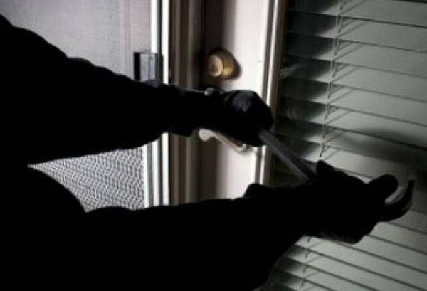 Πέντε κλοπές σε σπίτια από 21χρονο στο Κιάτο