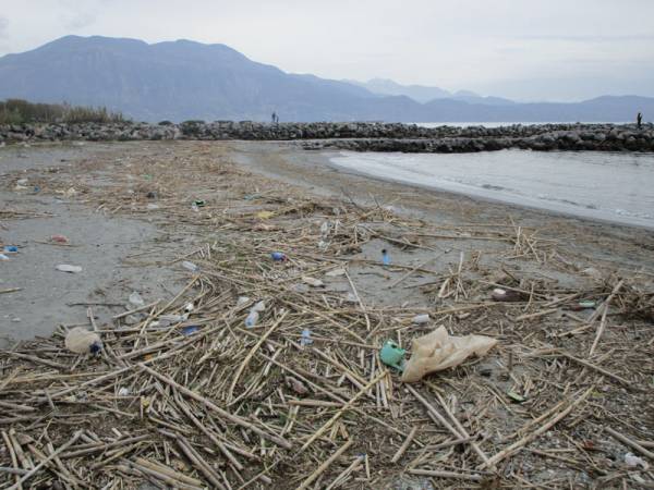 Σκουπίδια στην Δυτική Παραλία