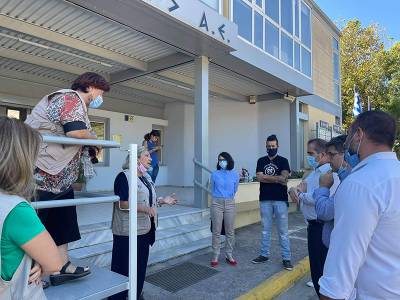 Λευκά είδη προσέφεραν οι “Φαρμακοποιοί του Κόσμου” στο Υπνωτήριο του Δήμου Καλαμάτας