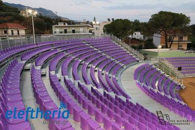 Αδέσποτα σκυλιά γύρω από το Ανοιχτό Θέατρο Καλαμάτας