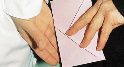 Δίκη οδοντιάτρου για &quot;φακελάκι&quot; στην Καλαμάτα