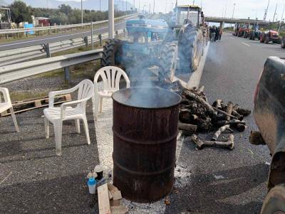 Μπλόκα αγροτών: Πώς θα κάνουμε Χριστούγεννα και Πρωτοχρονιά (Βίντεο)