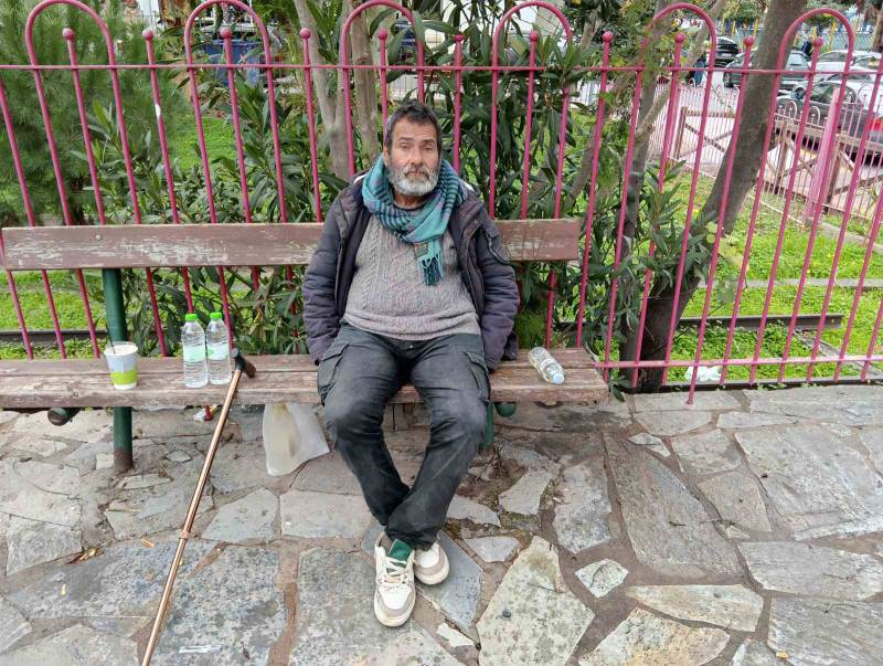 Καλαμάτα: Αστεγος με αναπηρία ζει αβοήθητος στο Πάρκο Σιδηροδρόμων