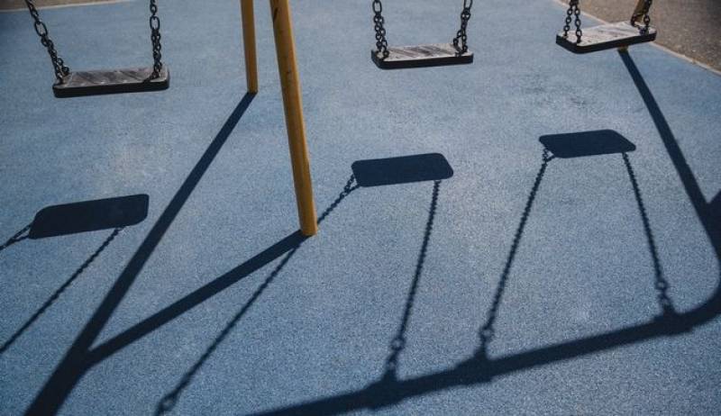 Διαμαρτυρία έξω από το Δημαρχείο Αθηνών για τον τραυματισμό 5χρονου σε παιδική χαρά