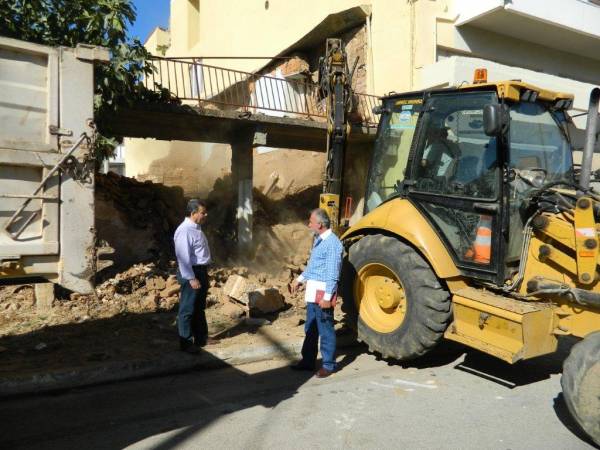 Κατεδάφιση επικίνδυνου κτηρίου στη Μεσσήνη