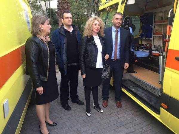 Δύο καινούργια ασθενοφόρα παρέδωσε η Περιφέρεια στο ΕΚΑΒ