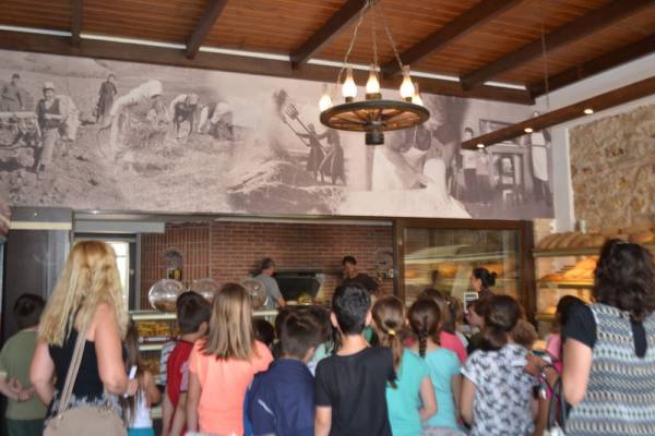 Επίσκεψη μαθητών από την Κυπαρισσία σε φούρνο με ξύλα